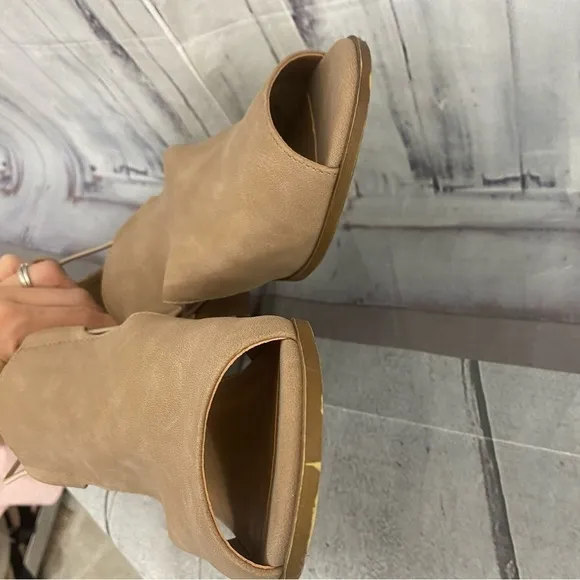 Lucky Brand Big Girl Size 5M 5 Brown Leather Slip On Heels Open Toe Tan Beige