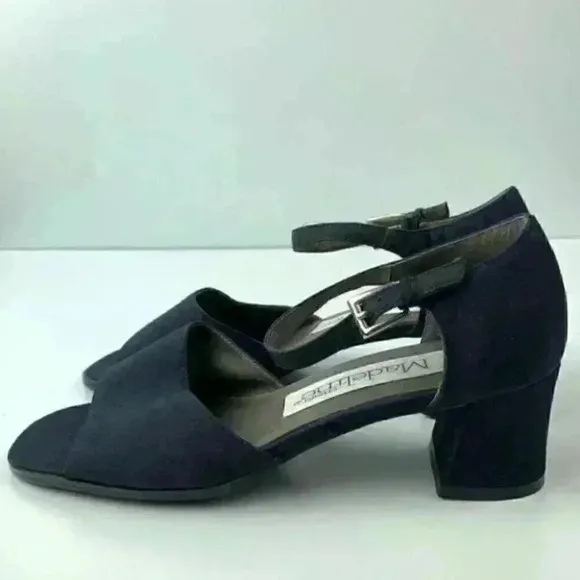 Madeline Stuart heels 7 Bimini navy blue vintage