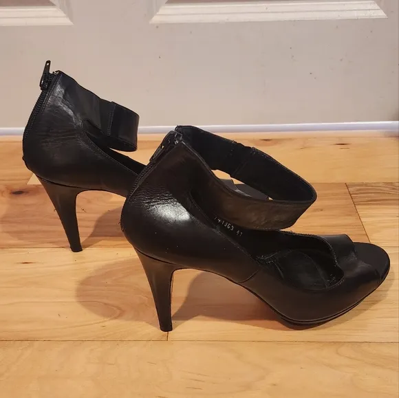 Manolita Barcelona made in Spain black open toe heels size 8