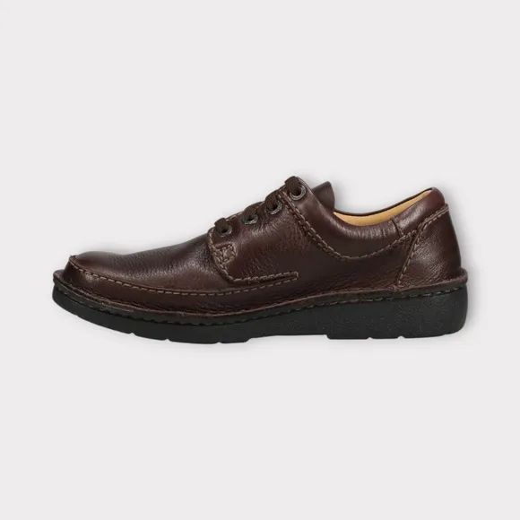 Mens Clarks Artisan Nature II Oxfords in Brown. 26142038