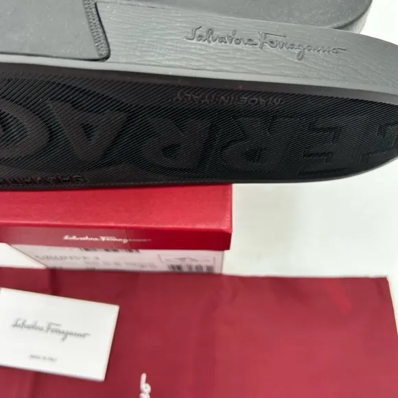 Men’s salvatore Ferragamo groove 2 rubber pool slides size 12 made in Italy