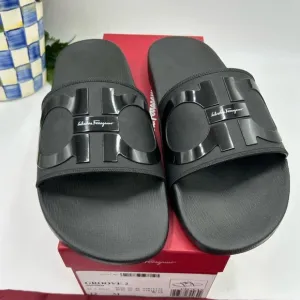 Men’s salvatore Ferragamo groove 2 rubber pool slides size 12 made in Italy
