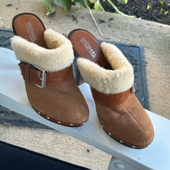 MICHAEL KORS SHEARLING CHESTNUT CLOGS