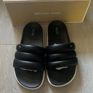 MICHAEL KORS quilted slides sandals black  8