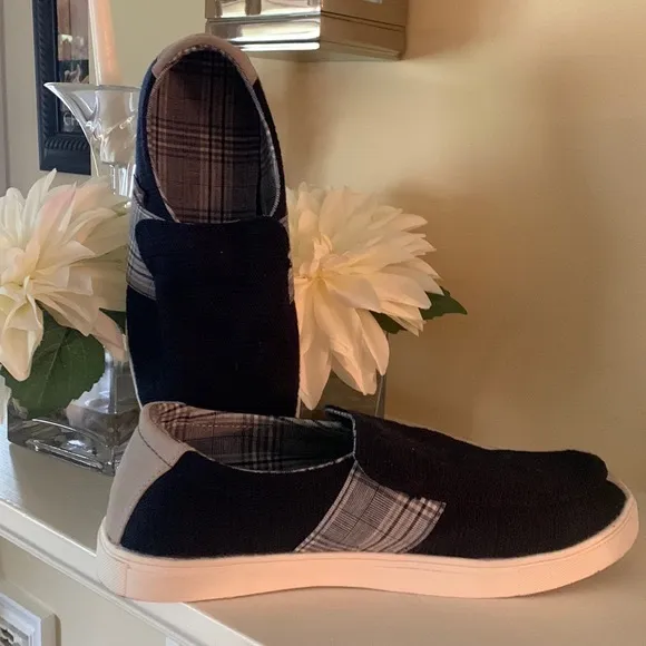 MUK LUKS Mens tour slip on sneaker, blue white and blue white plaid size 10