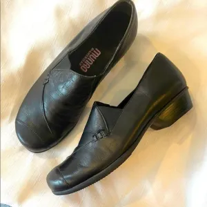 MUNRO AMERICAN BLACK LEATHER SLIP ON SHOES.  NEW