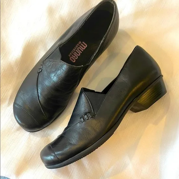 MUNRO AMERICAN BLACK LEATHER SLIP ON SHOES.  NEW