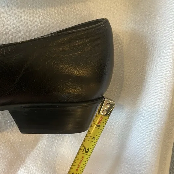 MUNRO AMERICAN BLACK LEATHER SLIP ON SHOES.  NEW