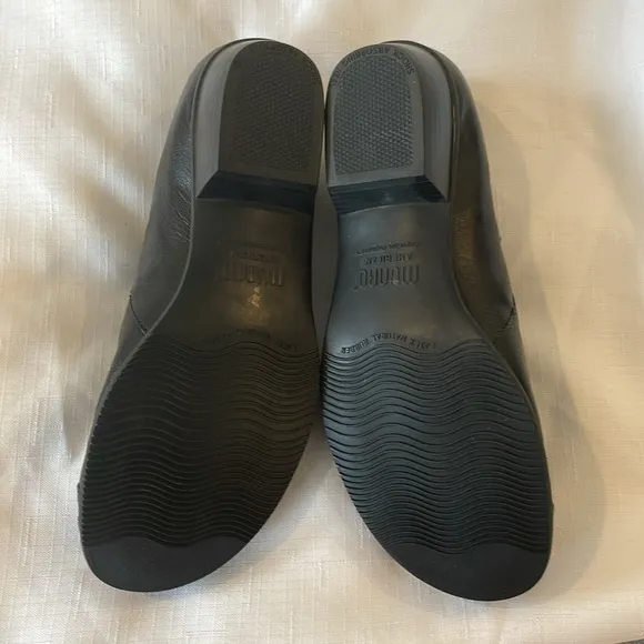 MUNRO AMERICAN BLACK LEATHER SLIP ON SHOES.  NEW