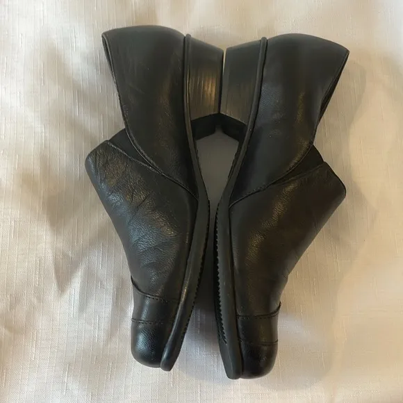 MUNRO AMERICAN BLACK LEATHER SLIP ON SHOES.  NEW