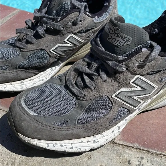 New Balance Black and Gray Sneakers with Signature Cushioning
