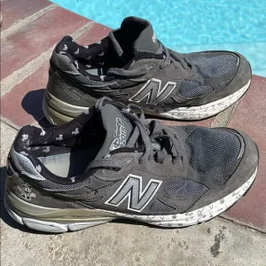 New Balance Black and Gray Sneakers with Signature Cushioning