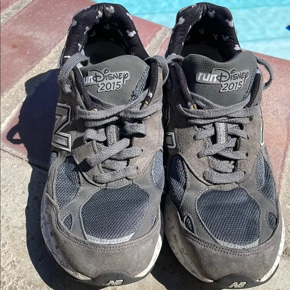 New Balance Black and Gray Sneakers with Signature Cushioning
