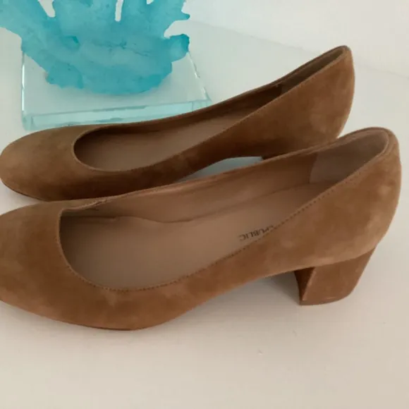 NEW Banana Republic Womens Tan Suede Block Heels Pumps Sz 7 Round Toe Career
