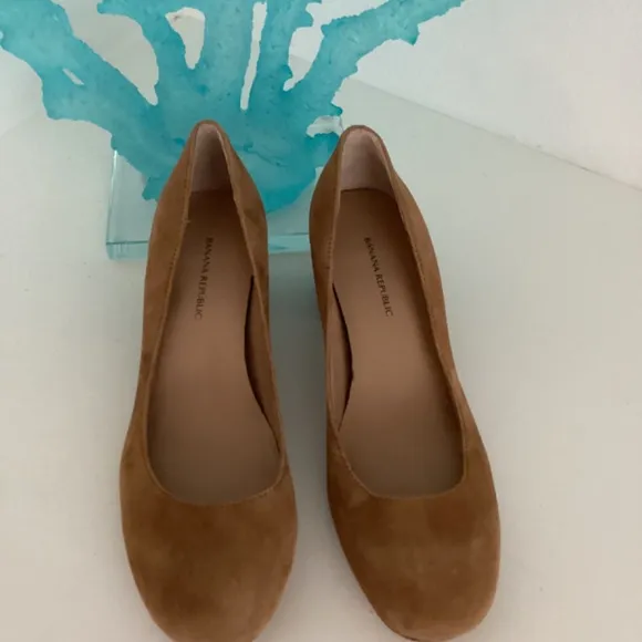 NEW Banana Republic Womens Tan Suede Block Heels Pumps Sz 7 Round Toe Career