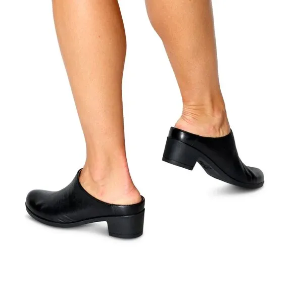 NEW Dansko Carrie Clogs - Nubuck For Women in black 563