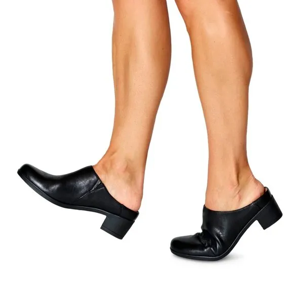 NEW Dansko Carrie Clogs - Nubuck For Women in black 563