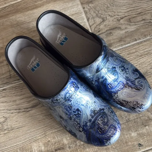 New! {Dansko} LT PRO Silver/Blue Paisley Leather Clogs | sz 42 / 11
