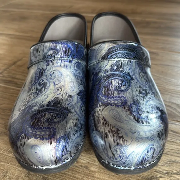 New! {Dansko} LT PRO Silver/Blue Paisley Leather Clogs | sz 42 / 11