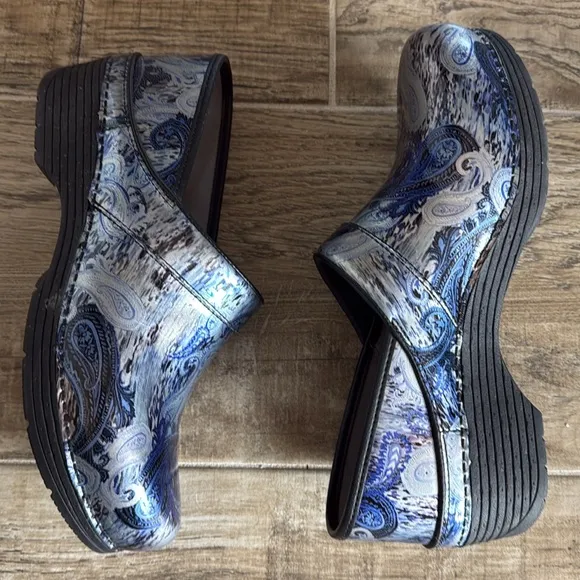 New! {Dansko} LT PRO Silver/Blue Paisley Leather Clogs | sz 42 / 11