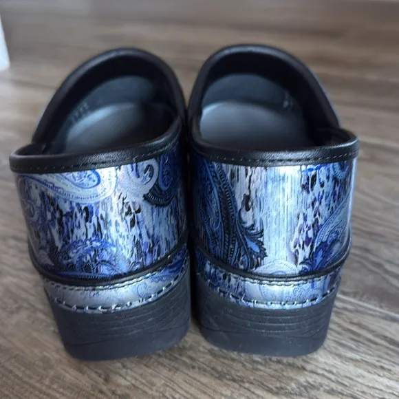 New! {Dansko} LT PRO Silver/Blue Paisley Leather Clogs | sz 42 / 11