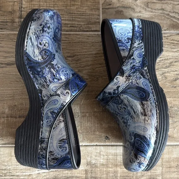 New! {Dansko} LT PRO Silver/Blue Paisley Leather Clogs | sz 42 / 11