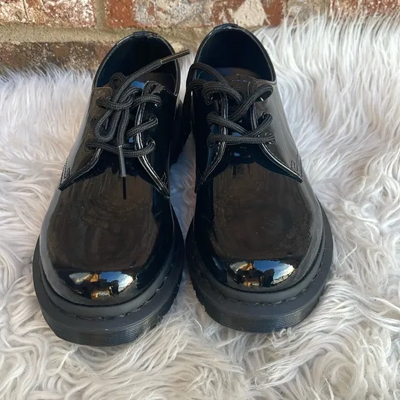 New Dr. Martens 26893 Black Patent Leather Oxfords Women’s Size 6
