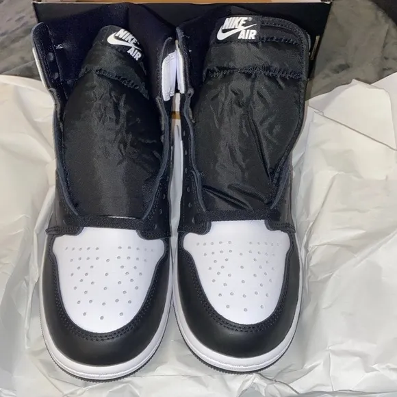 NEW- in BOX- Air Jordan 1 Retro High OG Black and White Men's Sneakers