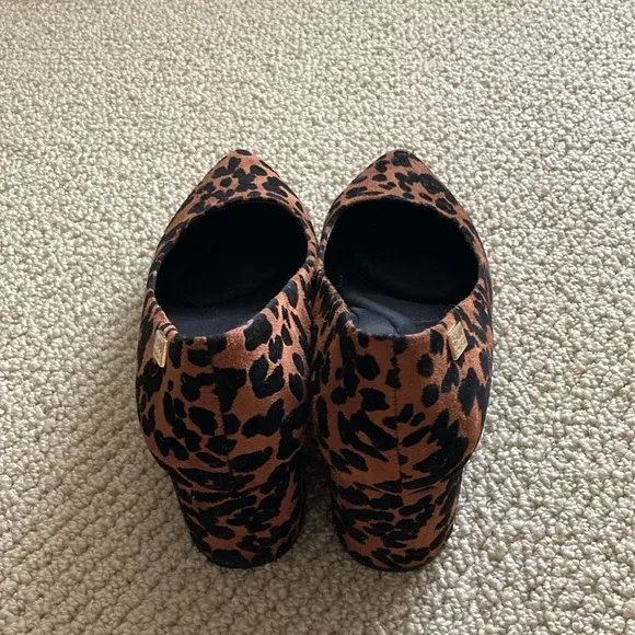 NEW Kenneth Cole Animal Print Block Heels Pumps Women’s Size 8 Ortholite NWOB