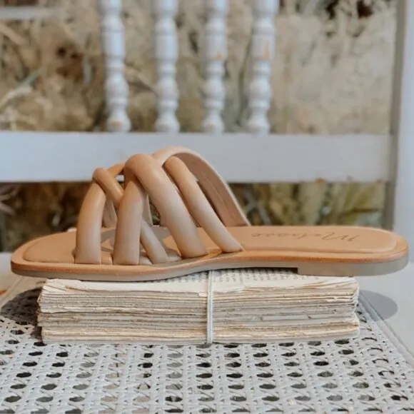 new Matisse Roy Flat Sandals. New in box.   253
