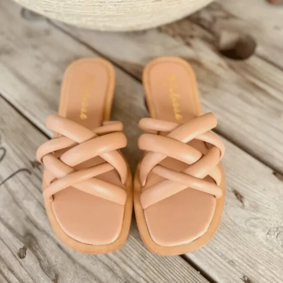 new Matisse Roy Flat Sandals. New in box.   253
