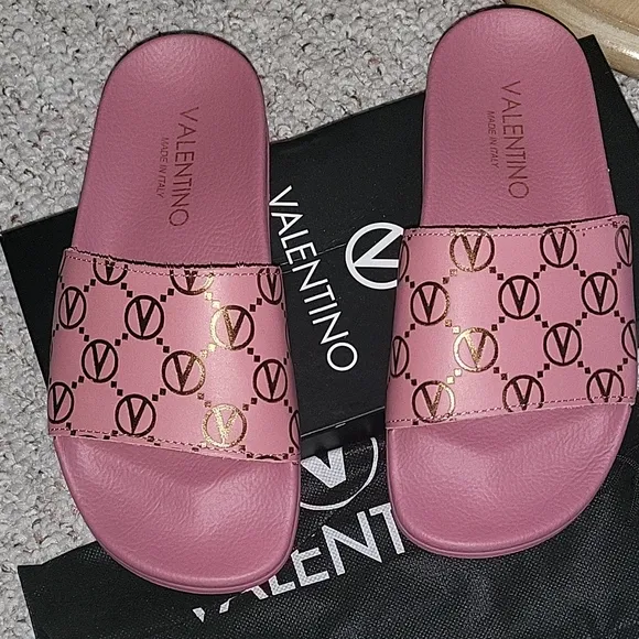 New Valentino Pink Gold Sandal SLIDES Saks Fifth Ave Interlocking Pattern EUR 37