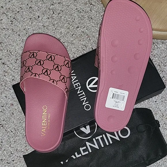 New Valentino Pink Gold Sandal SLIDES Saks Fifth Ave Interlocking Pattern EUR 37