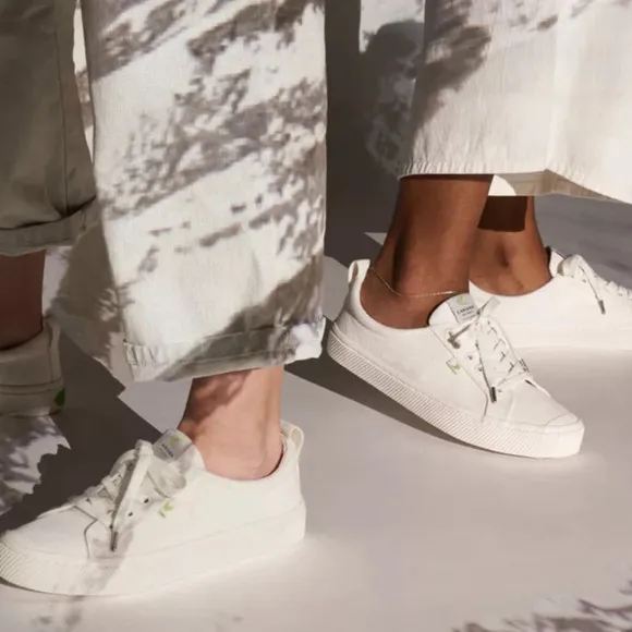 NIB! Cariuma OCA Low Off-White Canvas Sneaker - Size 9