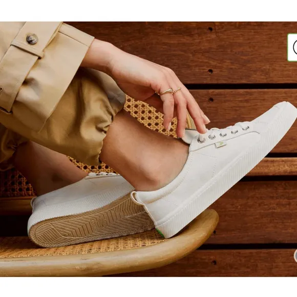 NIB! Cariuma OCA Low Off-White Canvas Sneaker - Size 9