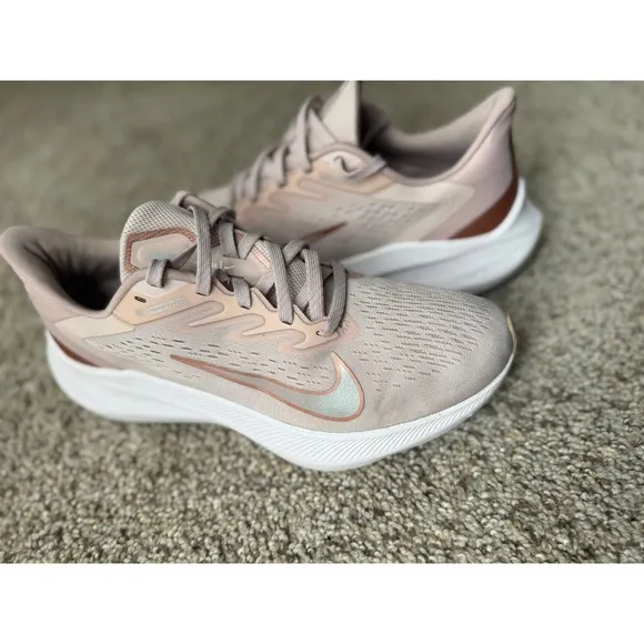 Nike Air Zoom Running Shoes Flyknit Lightweight pink Sneakers women Size 9
