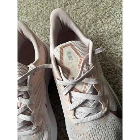 Nike Air Zoom Running Shoes Flyknit Lightweight pink Sneakers women Size 9