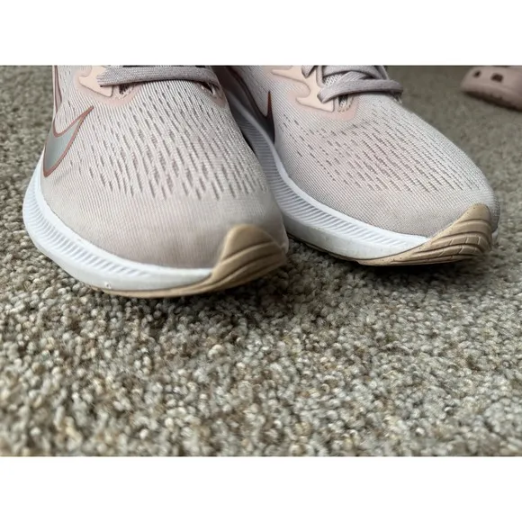 Nike Air Zoom Running Shoes Flyknit Lightweight pink Sneakers women Size 9