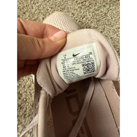 Nike Air Zoom Running Shoes Flyknit Lightweight pink Sneakers women Size 9