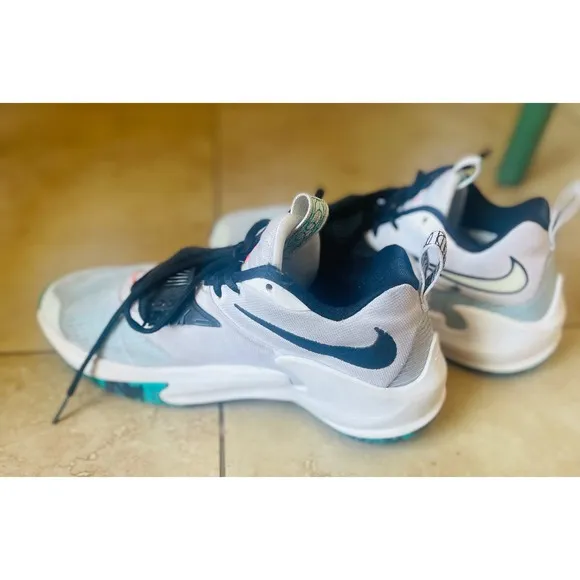 Nike Basketball Shoes Giannis Freak 3 Athletic basketball Sneakers size 8