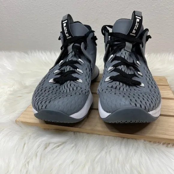 Nike Lebron Witness V 5 Cool Grey White Black Basketball Shoes Men's Size 10.5