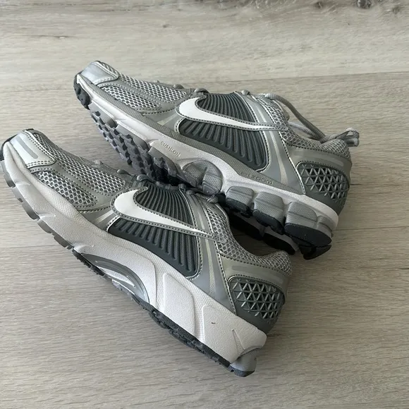 Nike Zoom Vomero 5 Wolf Grey/White 9.5 NWT IN BOX