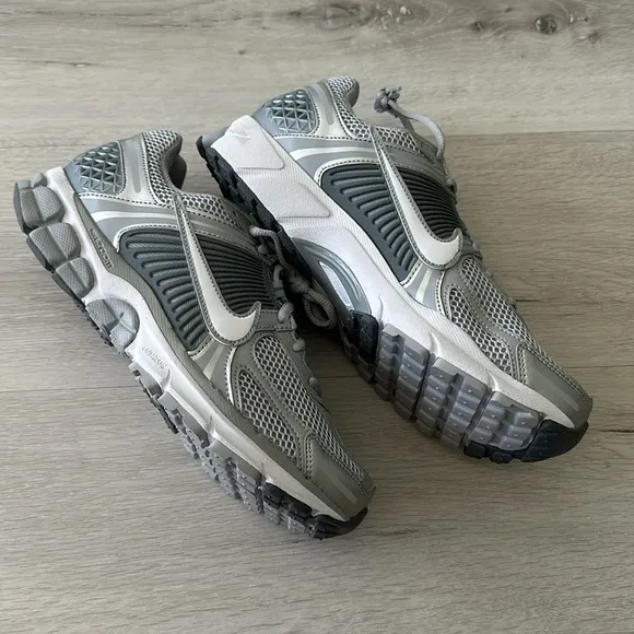 Nike Zoom Vomero 5 Wolf Grey/White 9.5 NWT IN BOX