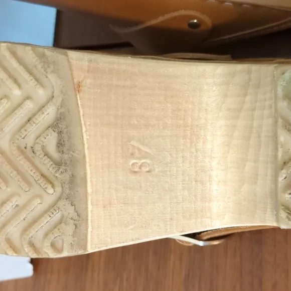 No. 6 clogs in palomino with shearling lining