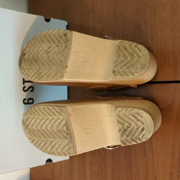 No. 6 clogs in palomino with shearling lining