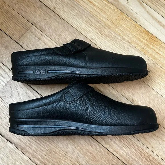 NWOB SAS Women's Clog-Slip Resistant Black slip ons 9.5