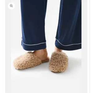 NWOB UGG Maxi Curly Slide Slippers Brown Furry Size 5 Bedslipper