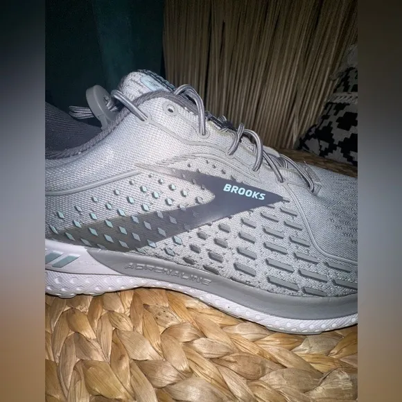 NWOB Women’s BROOKS ADRENALINE GTS 21:SZ 10 (2E) RUNNING SHOES