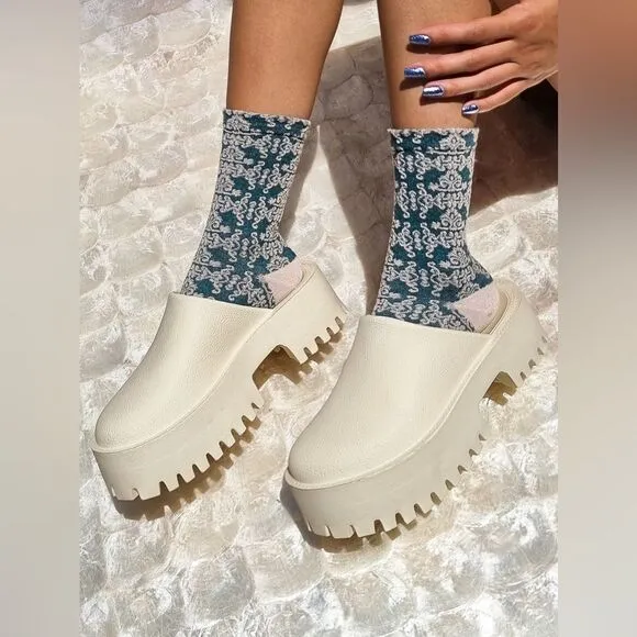 NWOB Jeffrey Campbell Clogge Rubber Platform Clogs in Sea Salt/Beige size 7