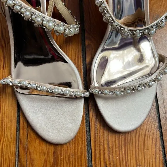 NWOT Badgley Mischka Natasha Soft Nude Light Pink Pearl Crystal Block Heels 8